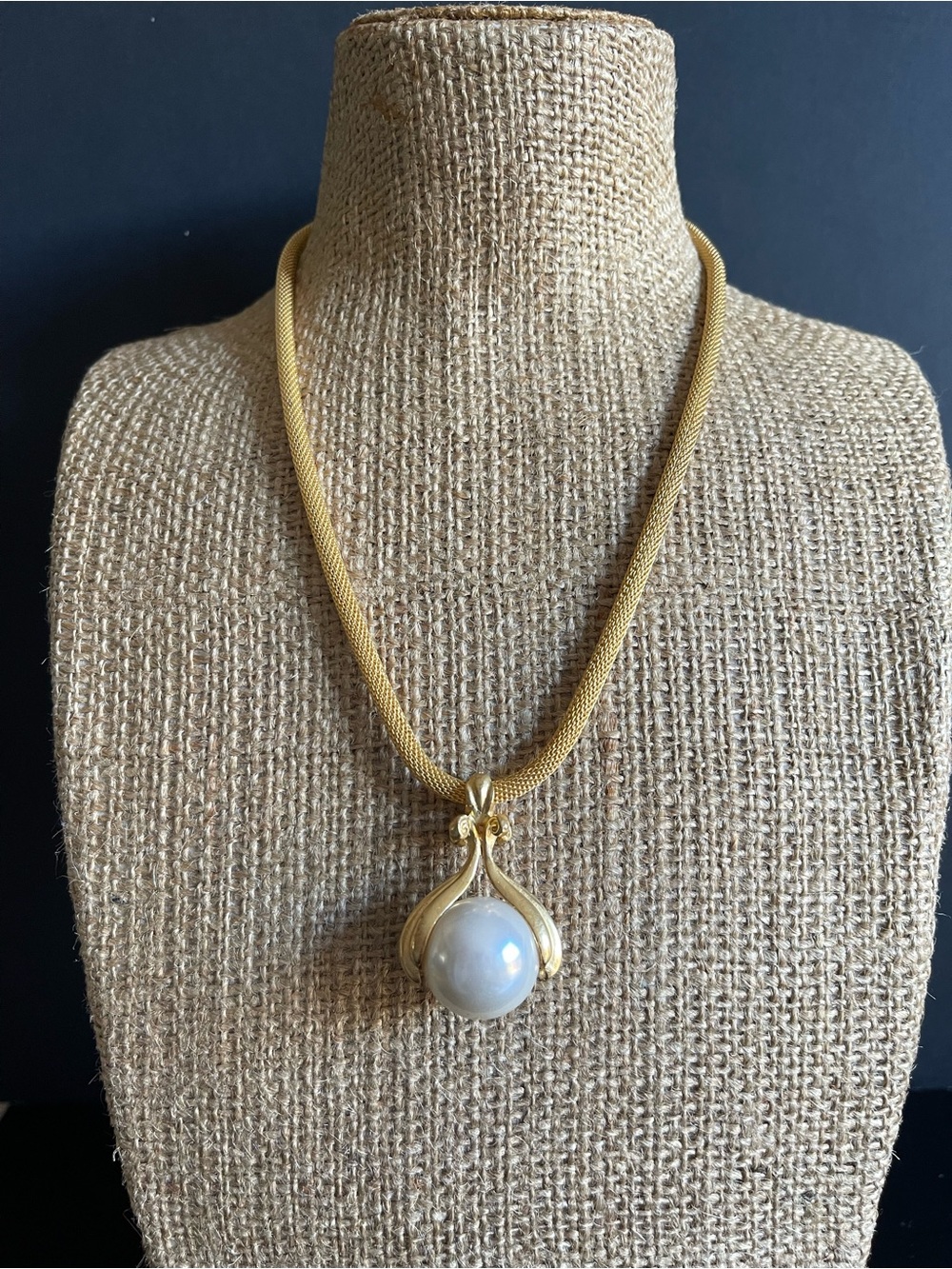 Gold-Tone faux Pearl Pendant Necklace .